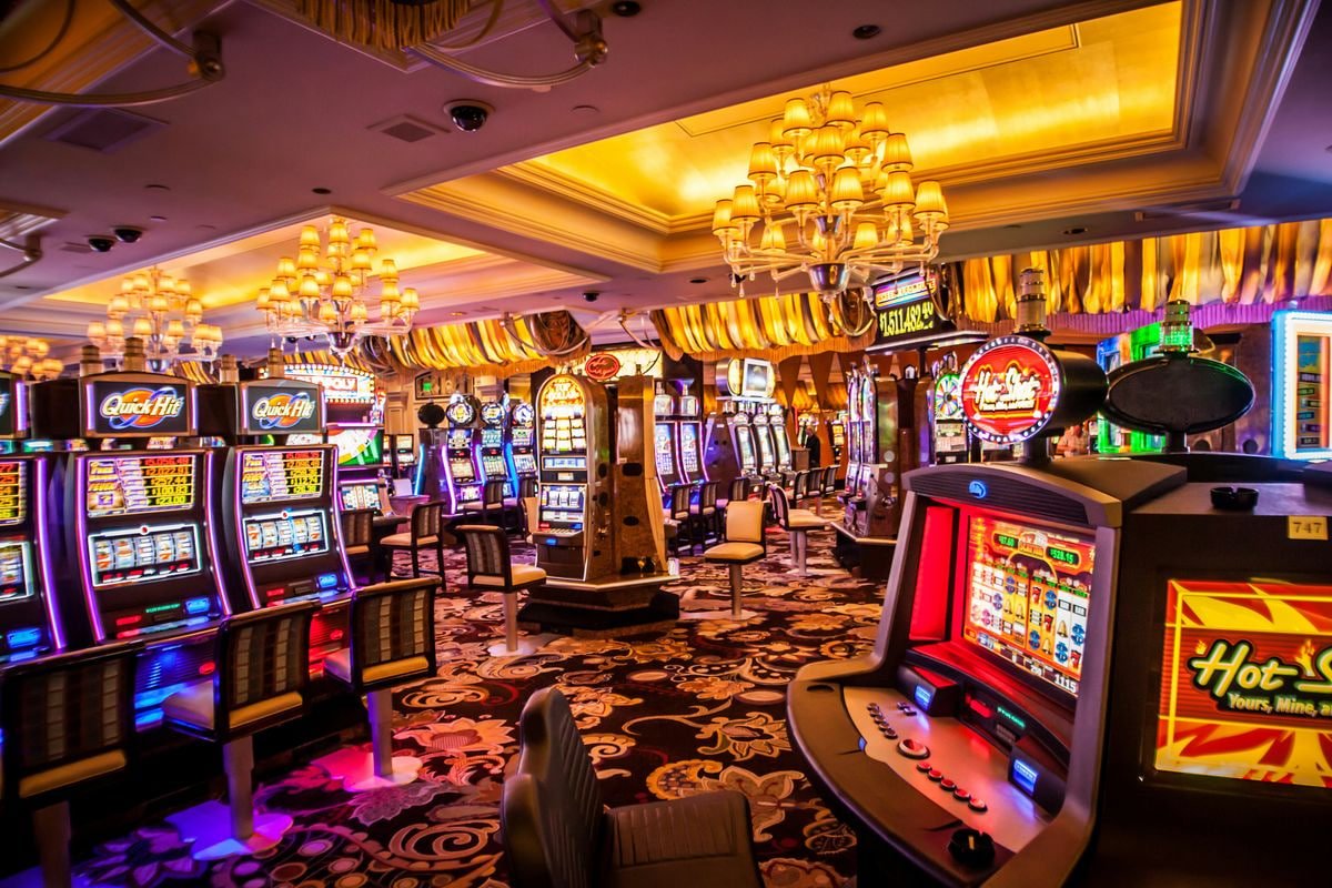 Filipino player enjoying live dealer casino games on bl777 mobile platform